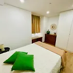 Burguesinha Al Apartmán *